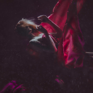 Frau schwebt unter Wasser, lässt sich treiben. Suggeriert eine tiefe Trance.