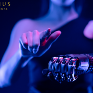 Rumpf einer Frau. Eine Hand ist menschlich. Ihr Zeigefinger zeigt Richtung Kamera. Die recht Hand aus Stahl, eine Roboterhand. Sie ist als lose Faust geballt.